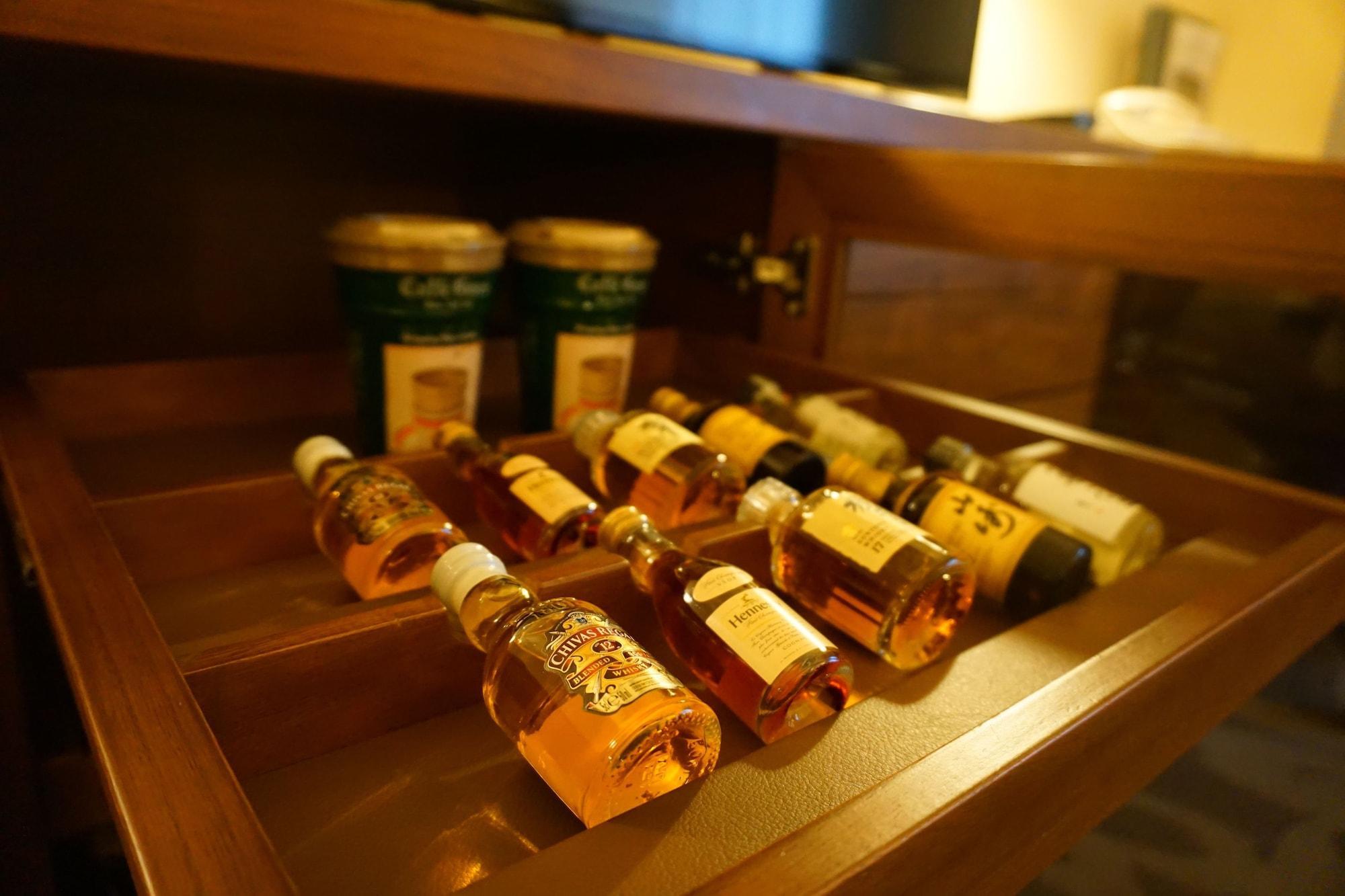 فندق نيكو فوكوكا المظهر الخارجي الصورة A drawer filled with toiletries